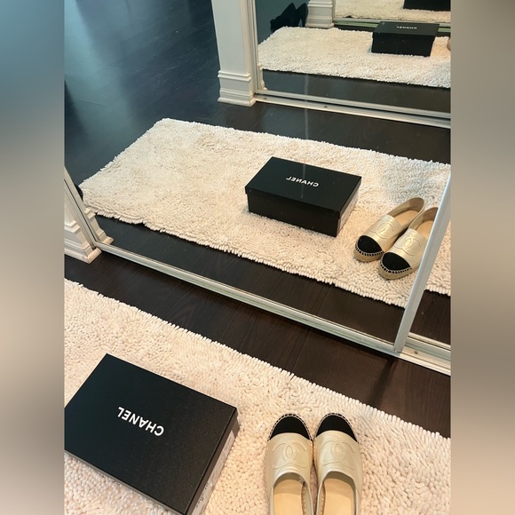 NWT- UNIQUE IVORY COLOR- NOT BEIGE- Chanel Leather Espadrilles Ivory/Black. - Picture 3 of 9